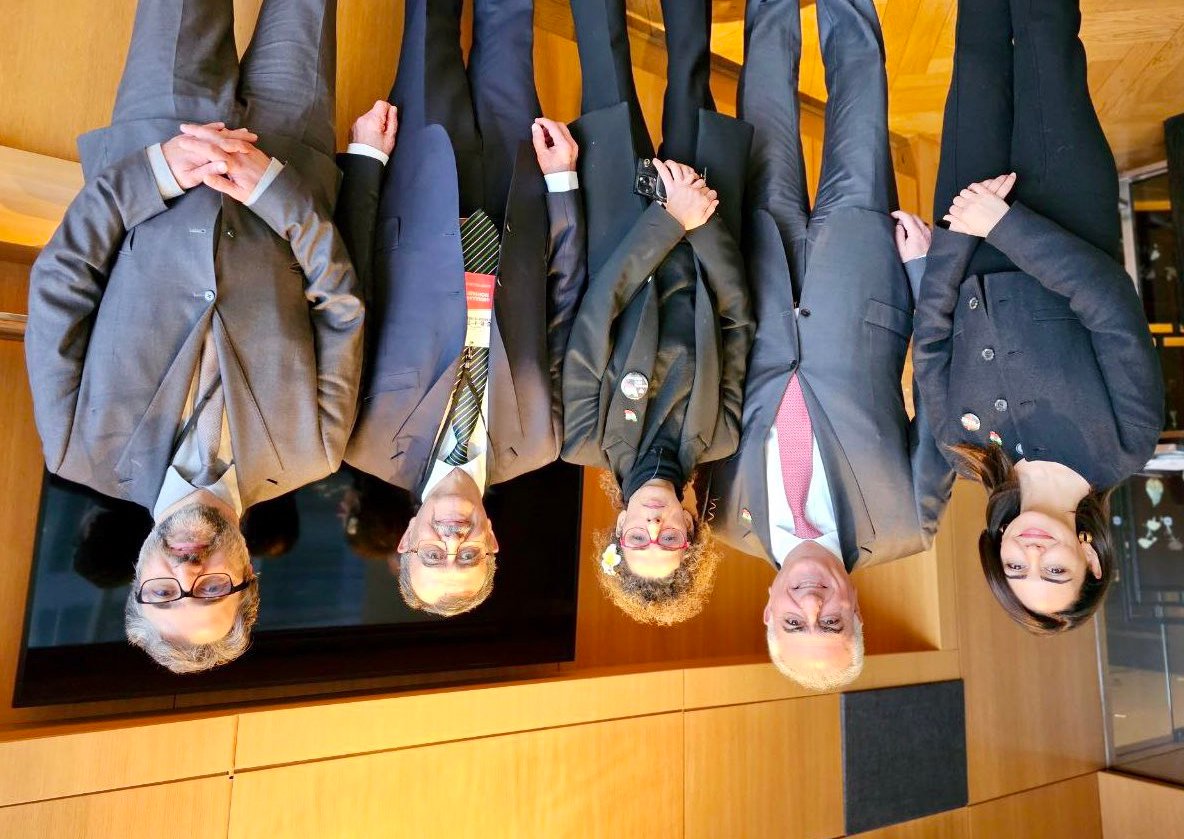 در اوج اعتراضات صدای مردم برای تشکیل ائتلاف و تقاضا از چهره‌های مشهور بلند شد.
با یک توییت مشترک سال نو چقدر خوشحال و امیدوار شدیم.
#شورای_همبستگی شکل گرفت و اولین اپوزسیون منسجم پس از ۴۴ سال بنا شد.
ناگهان یکی از اعضا خواست اشخاص جدیدی را اضافه کنید که قبول نشد.
آن شخص تلویحا⬇️