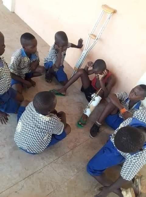 Little children take permission from school to visit their friend who was knocked down by a motorbike on his way to school.

This is true friendship ❤️.