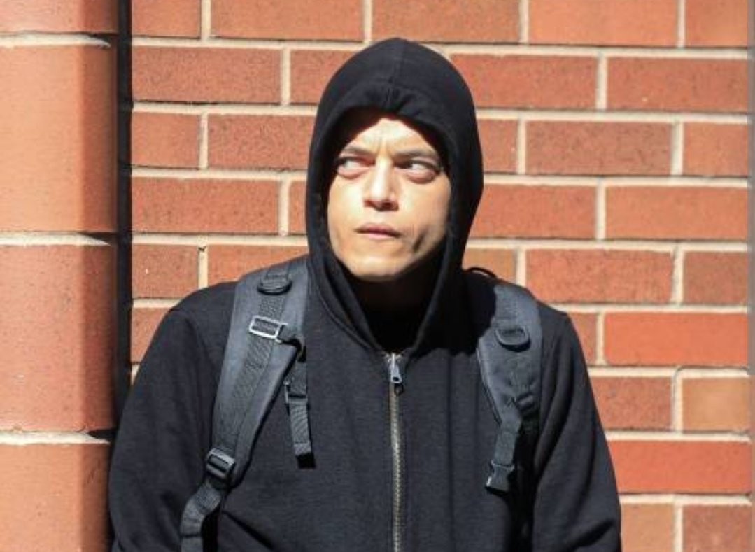 Esté es Claudemir Joao Da Costa, fue fotografiado en el predio de departamentos en Lambare.

Según fuentes es un conocido hacker brasilero, peligroso, con problemas con droga y mentales. 

Es conocido en el mundo delictivo informático como Robotinho.