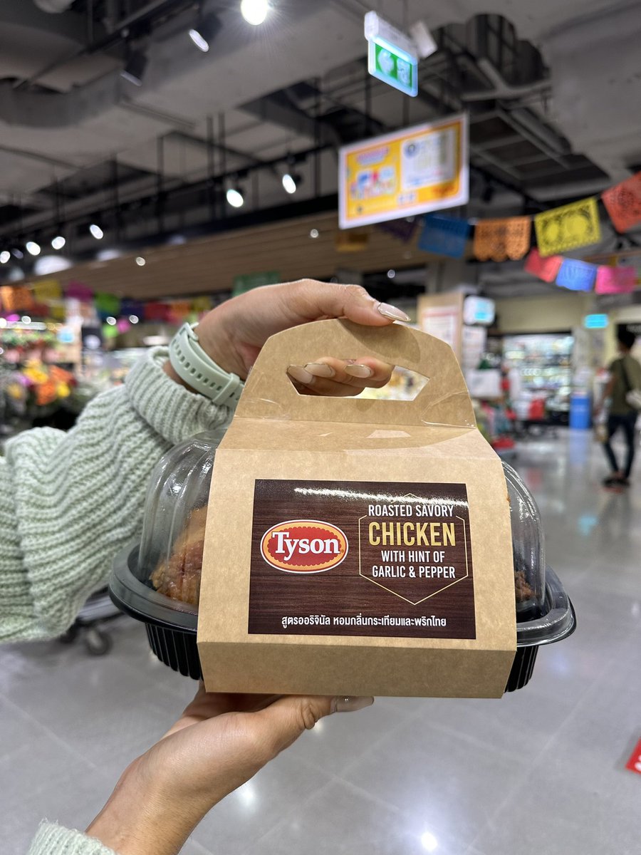 WiJupiter's tweet photo. วันหยุดอยู่บ้านกับของอร่อยมันฟินจริงนะ ไปซื้อของมาเจอไก่ #ไทสันโรทิสเซอรี่ชิกเก้น  กลับบ้านเปิดกล่องมาไม่นึกว่าจะได้ตัวใหญ่ขนาดนี้🥹 แค่ 249฿ เองอ่ะ อร่อยมากกก เข้มข้นที่สุด เนื้อนุ่มจุ๊ยซี่แบบหลุดออกจากกระดูก ความหอมกระเทียมพริกไทยกินกับข้าวเหนียวร้อนๆคือฟิน ตอนแรกนึกว่าจะไม่หมดเพราะตัวใหญ่😅 ที่ไหนได้เกลี้ยงจ้า แม่ฝากซื้อเพิ่มอีก😂 พิกัดท็อปส์เลยน้าา
#อร่อยทัชใจยังไงก็ต้องแชร์