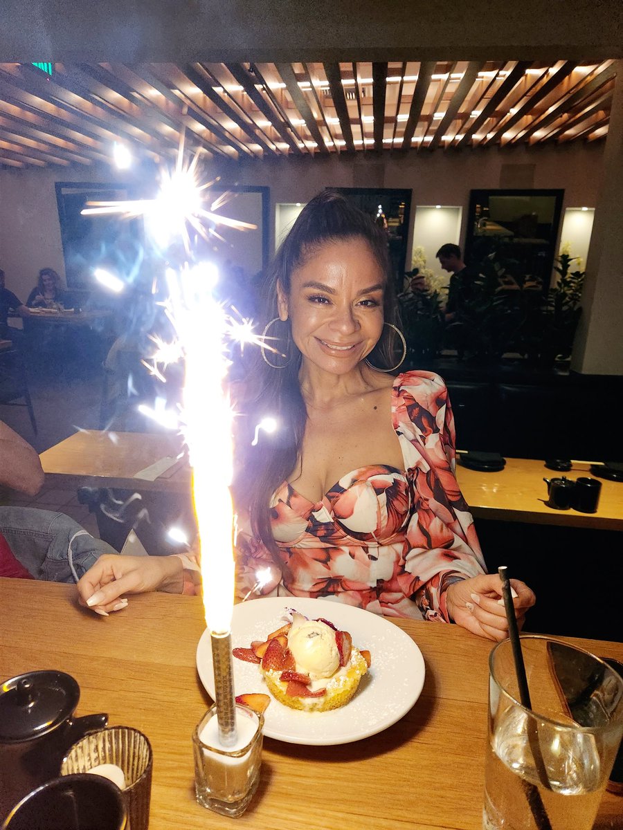 VloBeFree's tweet image. Happy Happy Birthday, my beautiful and kind-souled frennnn!!! Love youuuuu, @fancyinparis 

#lovesher #nofilter #Taisho #LA 😘🥰😍🥳💕🎂🎂🥂🥂🍸🍸🍣🍤🥢#CelebrationOfLife