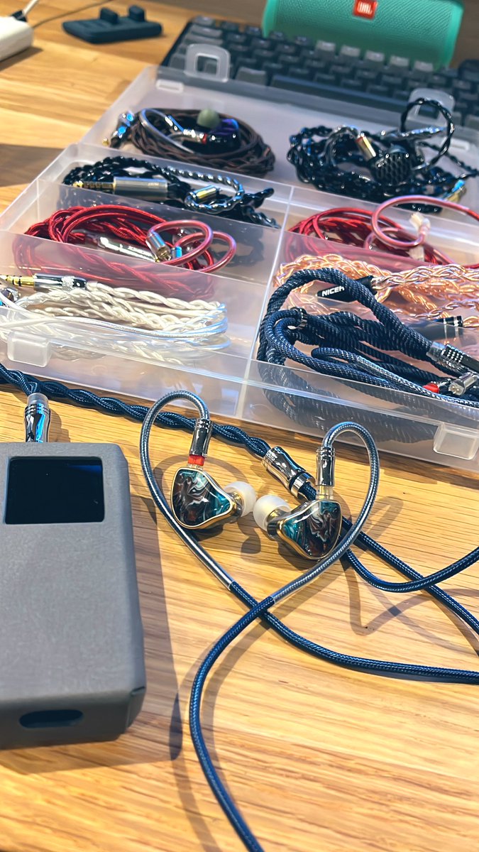 Toshixx4's tweet image. NX7mk4のセッティングを模索中。リケーブルの効果もさる事ながら、フィルターとイヤピでも変化多くて悩む悩む🤔
ただこのイヤホン大好き❤️です。ユーザーの皆さんのセッティングも聞いてみたいなー。
私は今のところ"バランスフィルター+Blackcat+Whizezer SS20"
#Nicehck #NX7MK4 #Whizzer