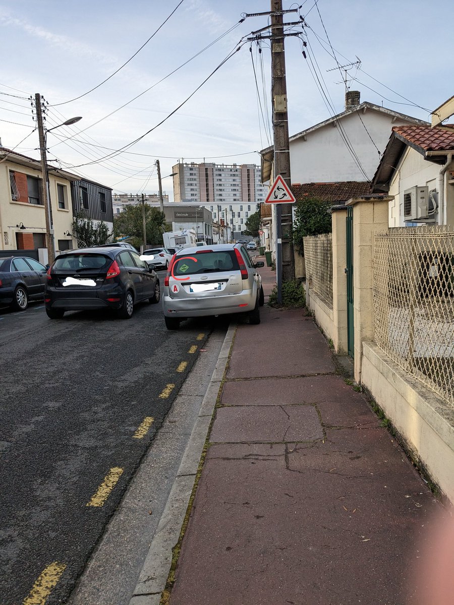 Et sur la voiture, il y a un sticker "bébé à bord" 🙄 #GCUM <a href="/VilleduBouscat/">Ville du Bouscat</a> <a href="/GwenaelLamarque/">Gwénaël LAMARQUE</a>