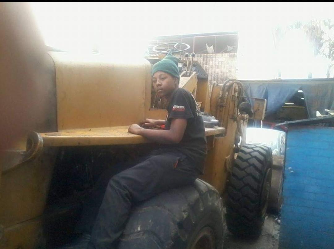 MemoMakanika's tweet photo. A lot of people think l am a amateur in the mechanics field ndiri simbi muchibasa ichi l have a decade ndichisunga simbi kwete zvekutamba. Chinhu chine engine chandisati ndambogadzira indege zvimwe zvese ndakasunga. Kwandakabva kure 💪💃

    2013                         2023 https://t.co/C5sQHNEY8U