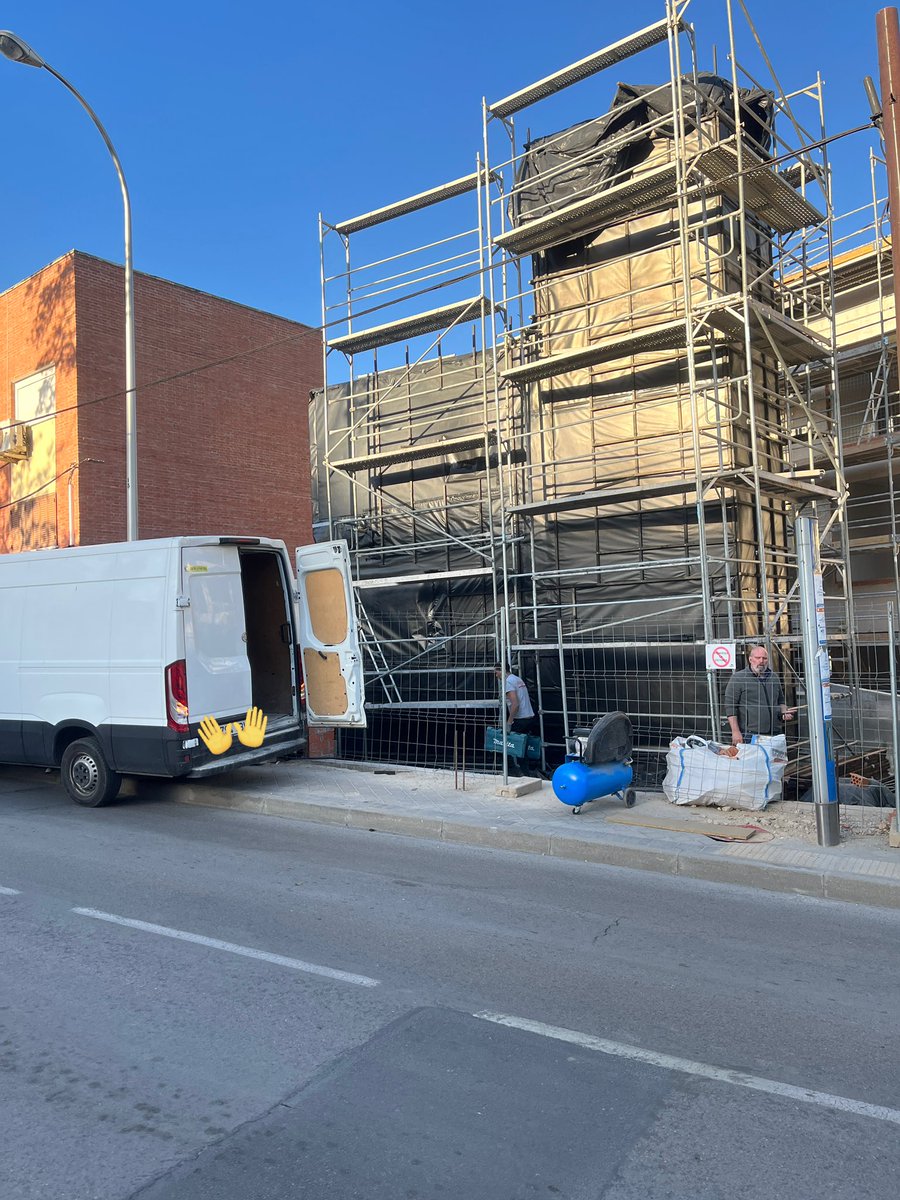 AMPASorollaB's tweet photo. Nuestra calle a la hora de entrada del colegio. Y el Ayuntamiento de @MADRID sin mover un dedo: @AlmeidaPP_ @loretosord, para cuándo una solución?
Van a esperar a que ocurra una desgracia?
Tienen permiso para esto a la hora de entrada en la calle Nueva Zelanda @policiademadrid https://t.co/FC1BWdC6Rj