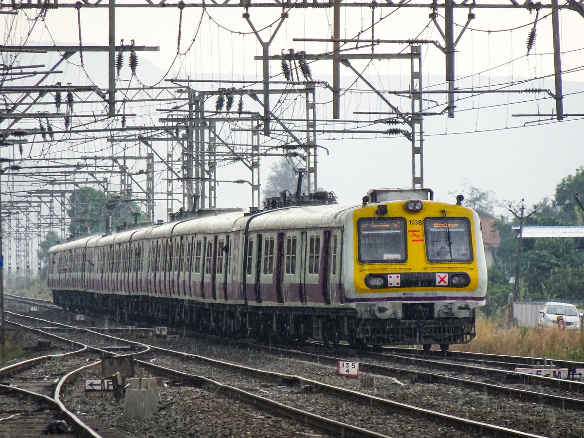 Pranit_Roxx's tweet photo. Confused whether this is #Summer or #Monsoon! Lonavla to Pune Local service arriving #Malavli in heavy #downpour. 9th April 2023
#Monsoon2023 #aprilrain #earlyrain #IndianRailways https://t.co/3MVZhtdT3c