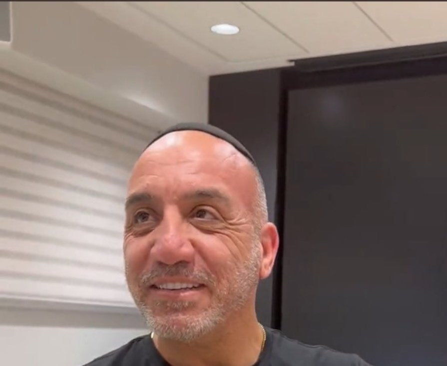 shtrauchler's tweet image. אחחחח שלומי זאדה היקר, אילו רק היה לך קעקוע של הפועל. והיית ללא כיפה. ואשכנזי יפה הבלורית והבלפור - איך הכל היה נראה אחרת. אבל אתה לא הפועל הנכונה והנאורה. אז אפשר לעוף עליך בלי לדעת ולו דבר אחד אודותיך. 
אפשר להשמיץ ולהכתים אותך, למרות שלא עשית דבר אחד פסול.
איכס. חבורת גזענים.