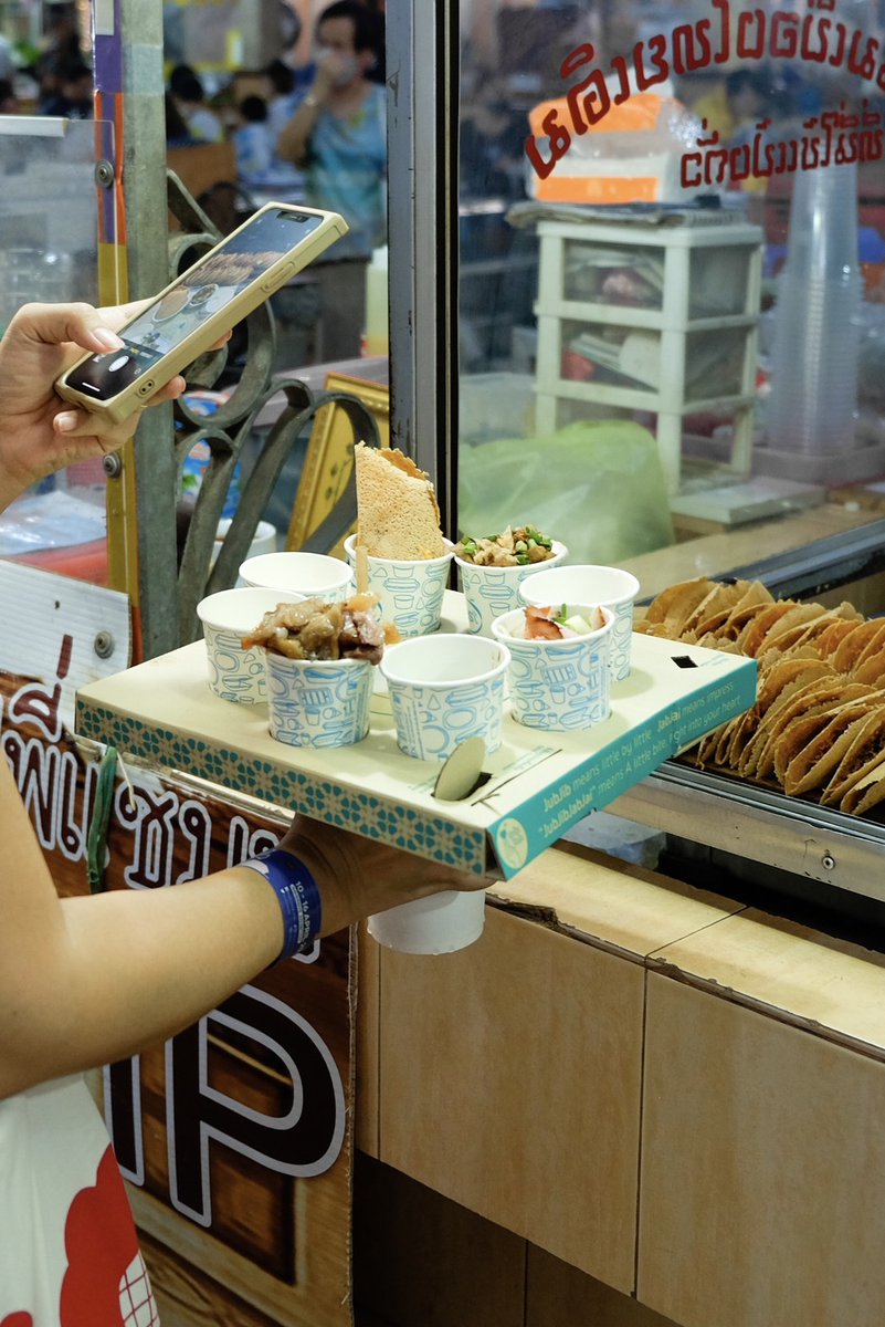IliUniverse's tweet photo. #ไอแอลไอยูทัก มื้อเที่ยงเมื่อวาน พวกเราไปโผล่ที่ตลาดนางเลิ้ง ในงานของ @NLimmersive เดินรับของกินแบบ chef's table ทั่วตลาดด้วยเจ้ากล่องนี่! จนใครเห็นเป็นต้องถาม ว่าคืออะไร ซื้อที่ไหน ทำยังไงถึงจะได้แบบนี้บ้าง ฟีลลิ่งอินฟลูสุดๆ https://t.co/emHqr7dBgs