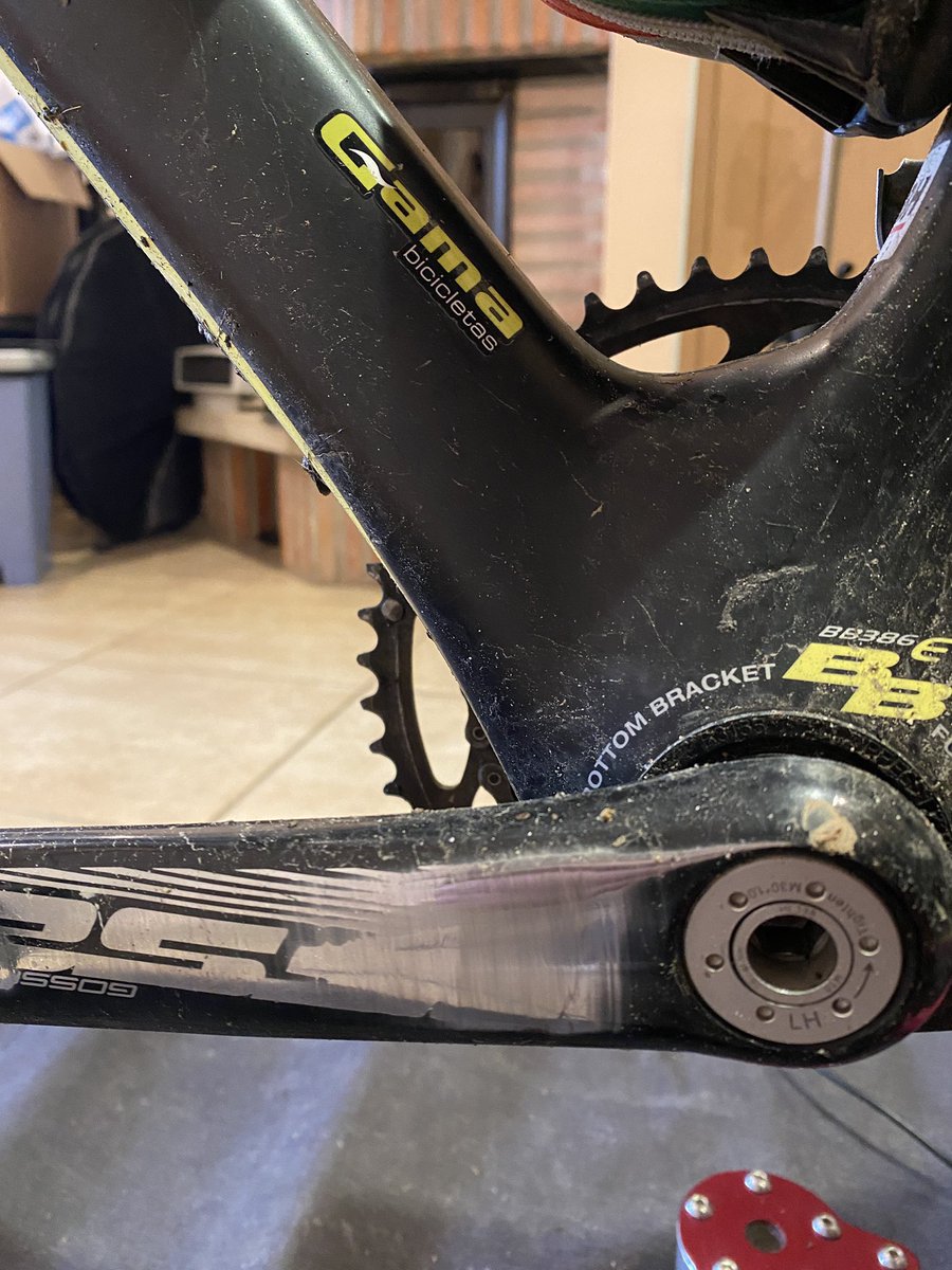 OSBiomecanica's tweet photo. 🔴Repetimos, esto NO es normal, hay que acabar con ello y poco a poco lo vamos a conseguir. El roce la biela con la zapatilla no debe de existir, si existe algo va mal; revisa tu bicicleta.🔴 #biomecanica #estudiobiomecanico https://t.co/It6rb45EC3