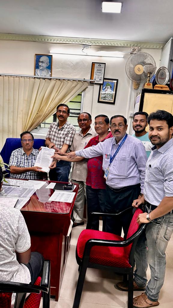 OPSAOfficialX's tweet photo. ଫାର୍ମାସିଷ୍ଟ ଙ୍କ ମହା ଆନ୍ଦୋଳନ ପାଇଁ #ବାଲେଶ୍ଵର ଜିଲ୍ଲା ର ଫାର୍ମାସିଷ୍ଟ ମାନେ ଅଧିକାରୀଙ୍କୁ ସମୂହ ଛୁଟି ଦରଖାସ୍ତ ପ୍ରଦାନ କରିଛନ୍ତି।Naveen_Odisha @HFWOdisha @nhmodisha @PradeepJenaIAS @pranabpdas @Vkpandianfancl1 @otvkhabar @Niranjanpujar11 @biswalofficial @nandighoshatv @ArgusNews_in https://t.co/R6CypRvBPI
