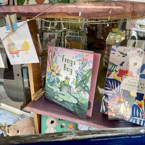 MarielleBayliss's tweet photo. Pinch me moment; Frog’s Bog in the window of my local independent bookshop in Surbiton! @RegencyBookshop @graffeg_books
https://t.co/leBgjsXCac
#indiebookshop #independentbookshop #supportbookshops #supportbookstores #surbiton #picturebook #frogsbog #frog #naturebook #kidslit https://t.co/g99VTLjXqT