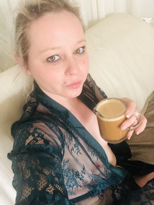 Goeiemorgen schatje😍&hearts;️   Lekker koffie en klaarkomen😏💦🤤   https://t.co/0PPBNz2pnH https://t.co/JEi8HBKNfM