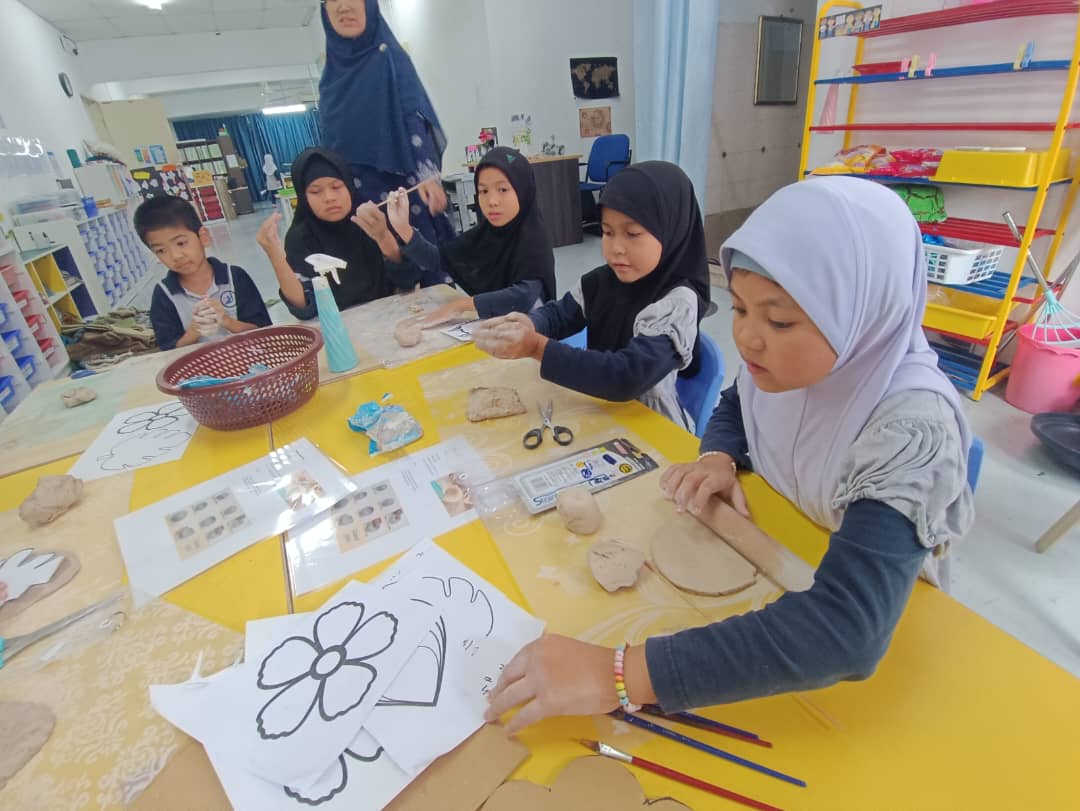 SriAyeshaNews's tweet photo. Excitement is in the air as students in Dar-Salam put their creative skills to the test, decorating clay plates and eid celebration cards ππ¨ #IftarPrep #Eid2023 #DarClass https://t.co/BPInCmqGEA