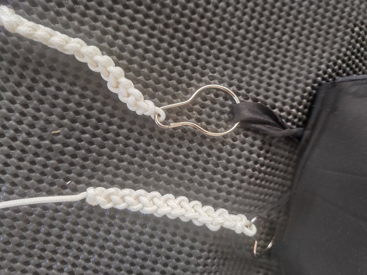 umi_type12's tweet photo. マスクしたり外したりで失くしがちな今ちょうどいいかも。頼まれてマスク用コードをパラコード編みで4本作りました。黒いのは太めにして、付けてると三つ編みしてるみたいに見えて評判良い…らしい。編み方は簡単にスリップノット( ´ 兄 ` ) https://t.co/9K0YuUouMG