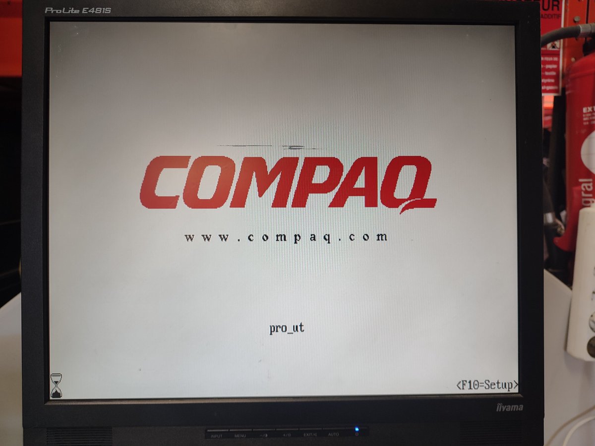 occitel's tweet photo. Sympathique donation à #silicium : un #Compaq #Deskpro EN de 1998 à base de #pentium II à 333 MHz, sous Windows 98.
En plus, il fonctionne ! A suivre... https://t.co/3X7eDoewqW