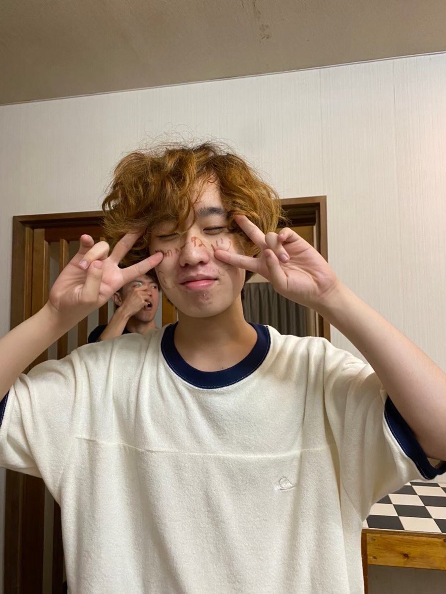 水泳同好会36代 会長 大石凌 英文3年
大阪出身なのに自己主張の弱いインキャ。面白くなさすぎて逆におもろい。愛車は黄色のジムニー。パパは息子とバイク2けつで都留と大阪を往復する生粋の大阪人。趣味は愛犬のメルちゃんとのおままごと。好きな食べ物は多分ゆば。会長なのに幹部の尻に敷かれている。