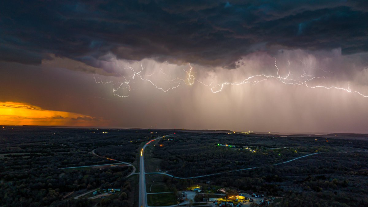 RealLoriSpencer's tweet photo. Incredible sunset-after-the-storm pics from #Oklahoma last night! 🌅 ⛈ 

 #okwx https://t.co/8xRHBDUzsV