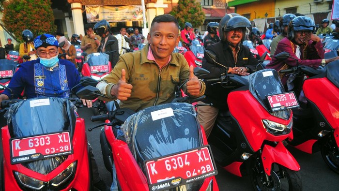 detikcom's tweet photo. #Foto Sebanyak 184 kepala desa (kades) di Kabupaten Jepara menerima motor baru. Kendaraan dinas itu diharapkan dapat meningkatkan kinerja kepala desa di Kota Ukir. Telan dana Rp 5,8 Miliar!😱https://t.co/SPRYdfKhKr

Foto: Antara Foto &amp; Detikcom https://t.co/PiOsqJWaiF