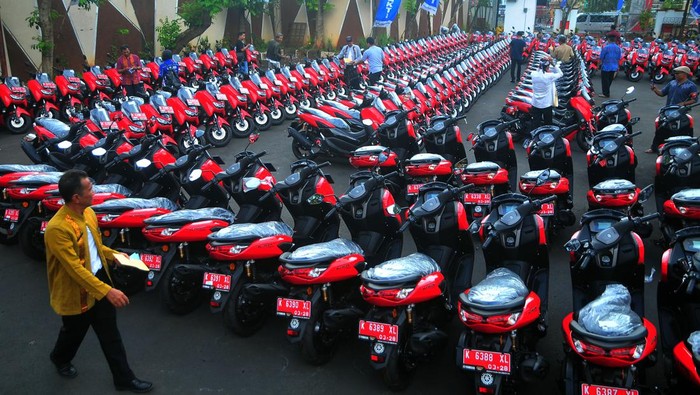detikcom's tweet photo. #Foto Sebanyak 184 kepala desa (kades) di Kabupaten Jepara menerima motor baru. Kendaraan dinas itu diharapkan dapat meningkatkan kinerja kepala desa di Kota Ukir. Telan dana Rp 5,8 Miliar!😱https://t.co/SPRYdfKhKr

Foto: Antara Foto &amp; Detikcom https://t.co/PiOsqJWaiF