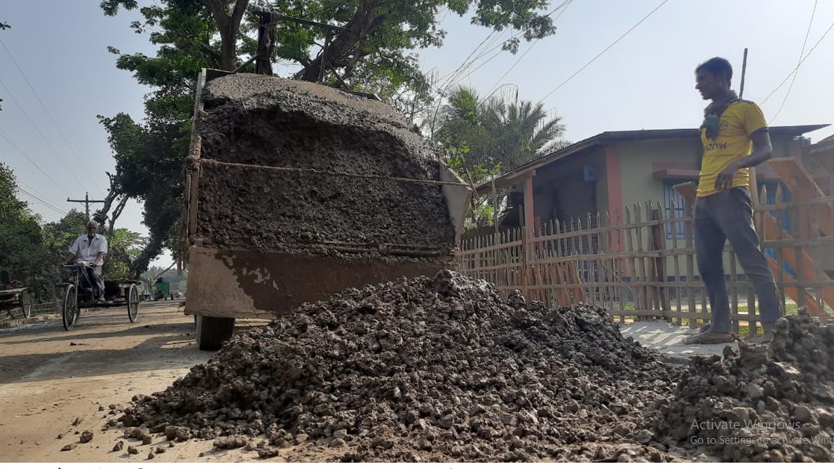 পীরগঞ্জে রাস্তার কাজে বালুর পরিবর্তে মাটি মেশানোর অভিযোগ