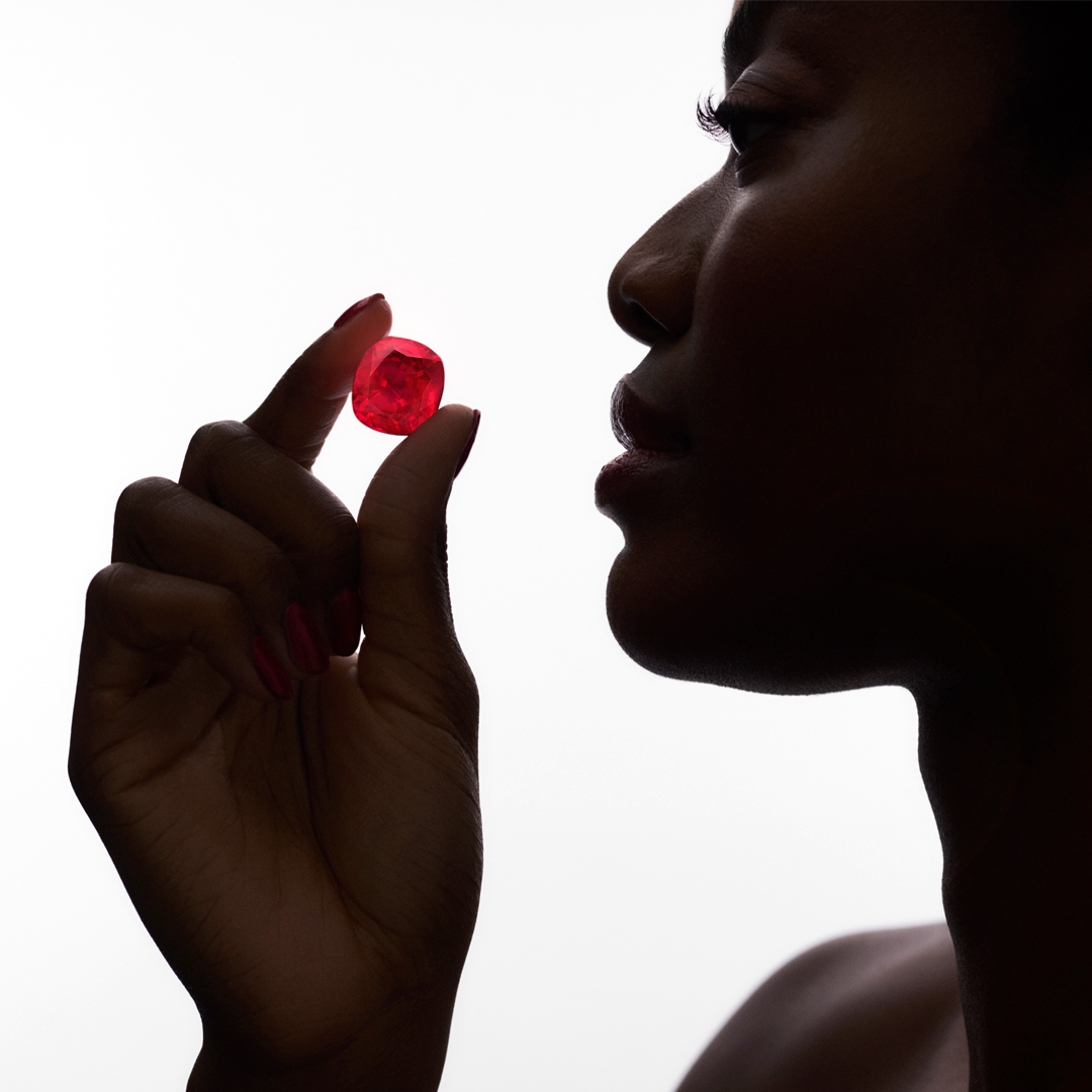 furagems's tweet image. Estrela de FURA goes on a world tour. The world's largest ruby weighs 55.25 carats and will be exhibited in Taipei, China, Singapore, Geneva, Dubai, before starring in Sotheby’s Magnificent Jewels auction in NYC, June 8.
.
.
#SothebysJewels #Ruby #Fura #auction
