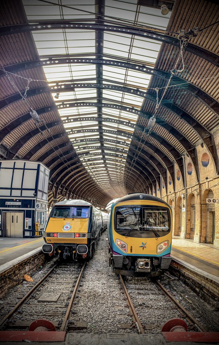 miles_chains's tweet image. Platforms 6 &amp;amp; 7 at York host an LNER class 91 and a Siemens Desiro TPE class 185. I still think that the class 91 looks like a modern locomotive, despite being 35 years old now., a real testament to the designers. #York #Class91 #Class185 #Electra #Desiro #Trainspotting