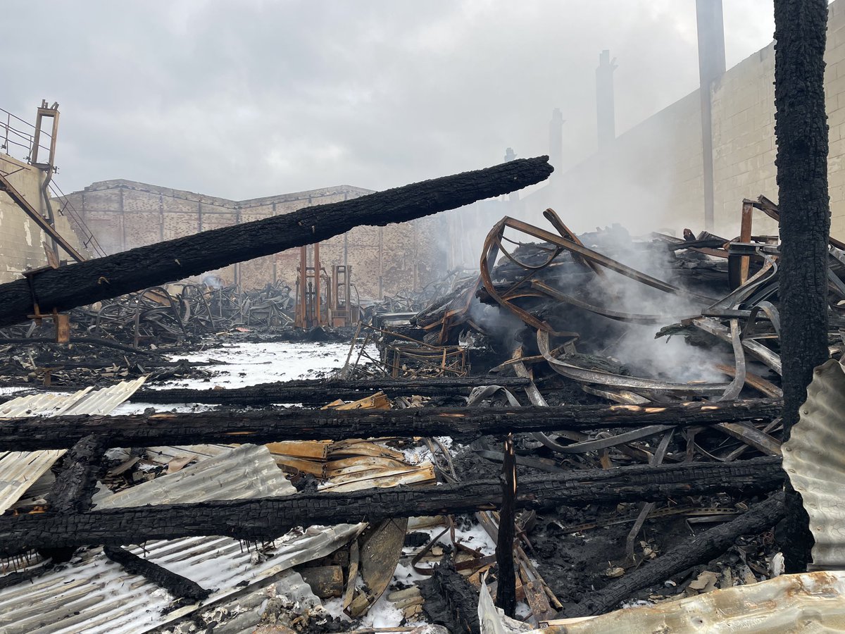 FeuerwehrHH's tweet photo. 🟢 AKTUELL - #Hamburg #Rothenburgsort #FEU6
An der Brandstelle gibt es an mehreren Stellen immer wieder
kleine Glutnester und Brandherde.
Wir sind aktuell und immer noch mit einem Löschzug der #Berufsfeuerwehr vor Ort.
Der #EinsatzfuerHamburg wird uns noch weiter beschäftigen. https://t.co/Ksd5PavNA0