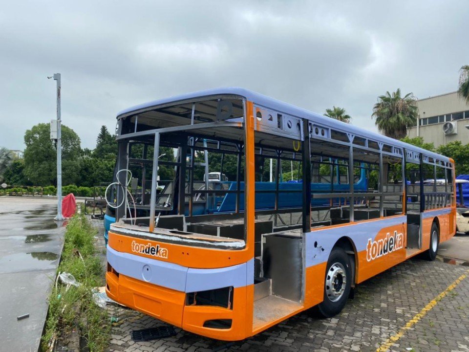 geraldinebito20's tweet photo. The comfort and convenience that comes with sitting in this bus gives me pride.
As a citizen, i extend my appreciations to H.E @KagutaMuseveni -for the prevailing peace constitutes for such initiatives. 
Real definition of #Tondeka  #MoWTUg @KiiraMotors @MoWT_Uganda @MoICT_Ug https://t.co/6SgRMopM2R