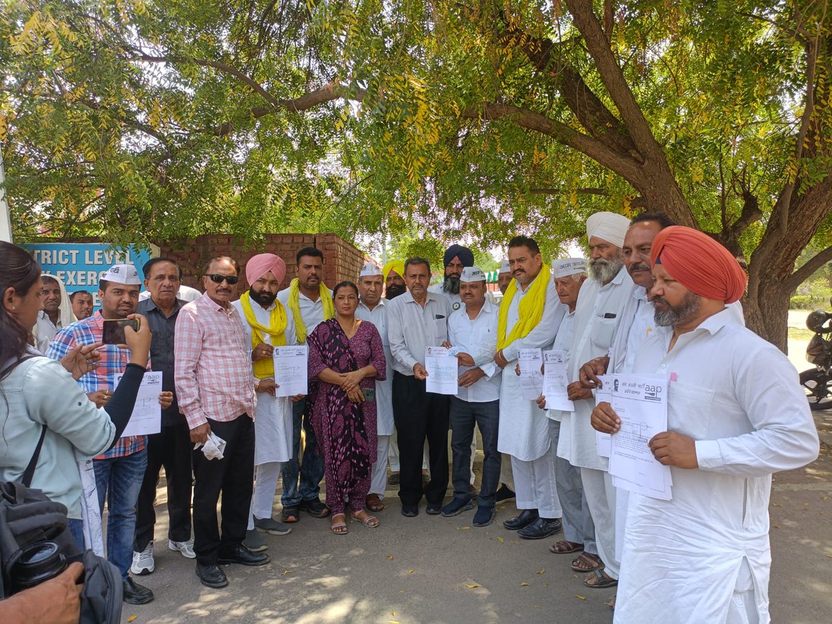 AAP4Sirsa's tweet photo. आम आदमी पार्टी सिरसा के कार्यकर्ताओं द्वारा ओलावृष्टि से खराब फसल की गिरदावरी एवम मंडियों में खरीद नही होने पर  मुख्यमंत्री महोदय हरियाणा के नाम  जिला उपायुक्त सिरसा महोदय को ज्ञापन दिया https://t.co/kTynfUKjGc