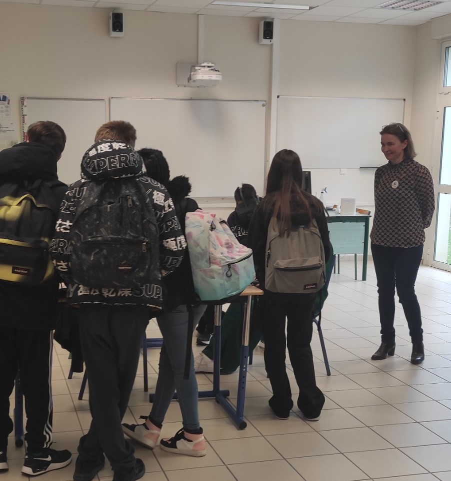 #PoleEmploi au Forum de l'#orientation du #collège de Neuville aux Bois pour présenter les métiers en tension grâce à nos 👓 de réalité virtuelle : beau succès👏 Merci à nos conseillères pour leur mobilisation !