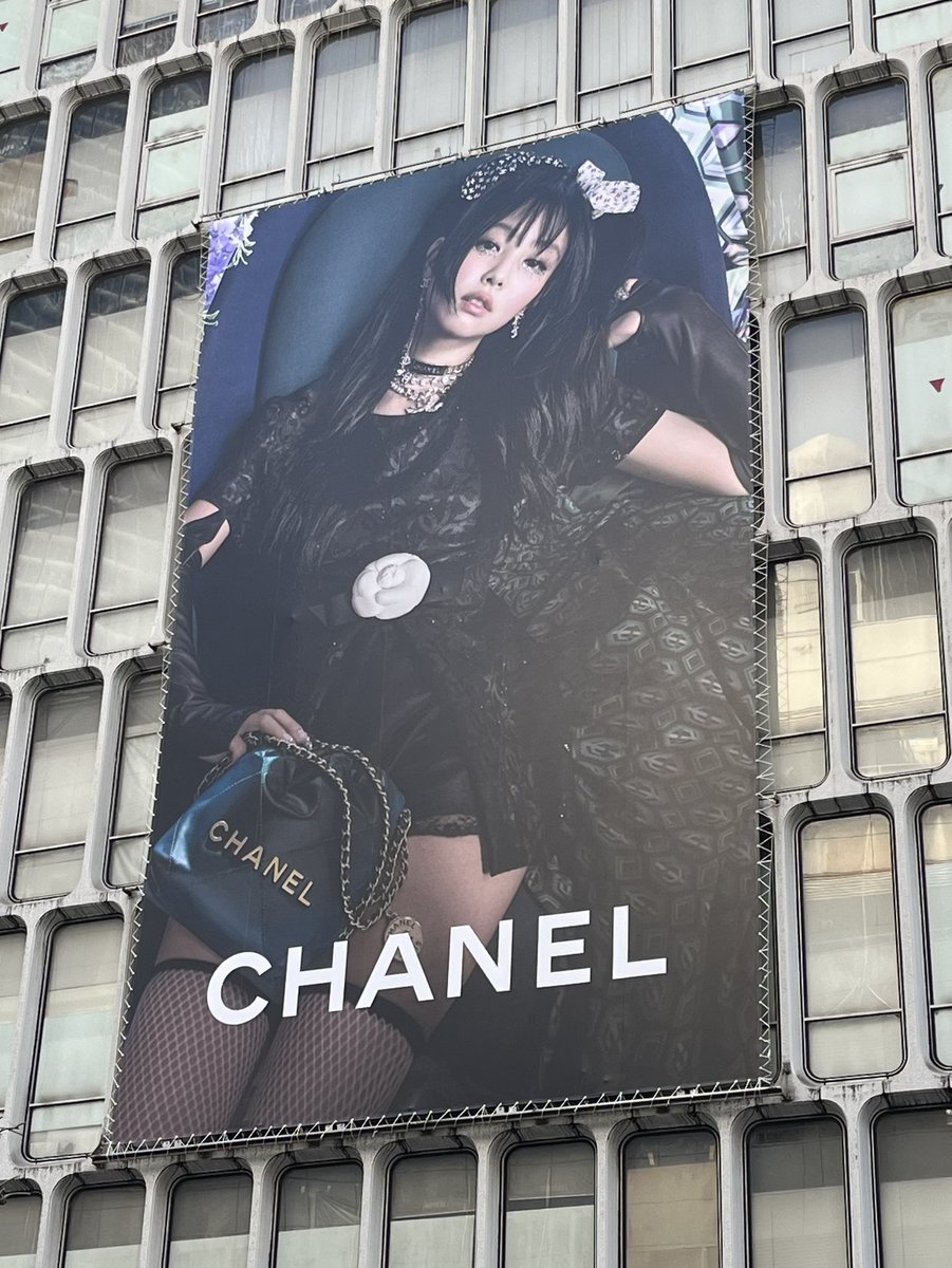 ジェニ様のCHANELの広告が
あまりにも輝きを放ちすぎている……

#JENNIE x #CHANEL in Shibuya, Tokyo 🖤