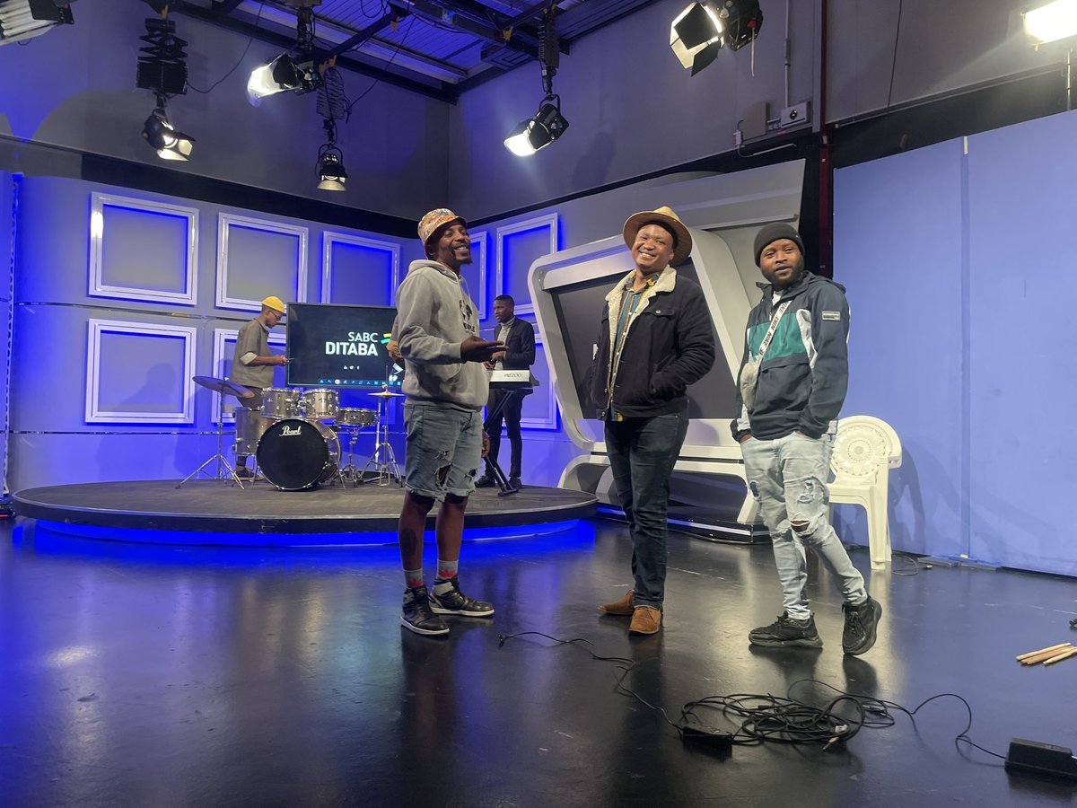 Akhona_Zulu1's tweet photo. We’re outhere 🤐
#MiAura
#DUMusic
#CapsLockStudios https://t.co/2PsSr5YFg0