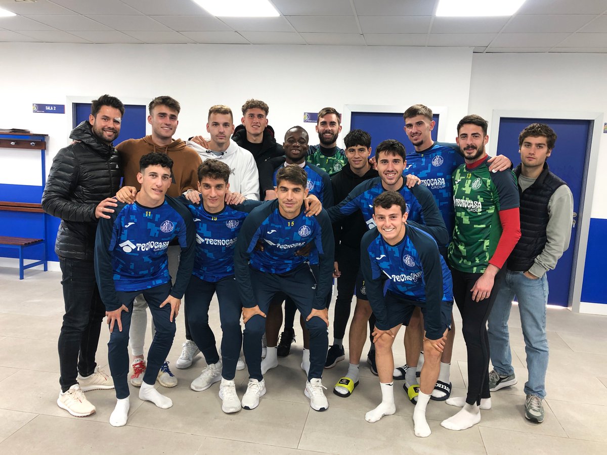 afefutbol's tweet photo. 🗣⚽️ ¡Visitas a vestuarios!
🤜🏻🤛🏻 Gracias a los futbolistas de: @UnionAdarve, @RayoVallecano B, @rsda_oficial y @GetafeCF B.
👉🏻 Delegado #AFEFútbol: @JMoyano_.
#AFECerca
#UnidosSomosMásFuertes
#ZapasAFE🔝
#BotasAFE https://t.co/QHvqqxZ1A2