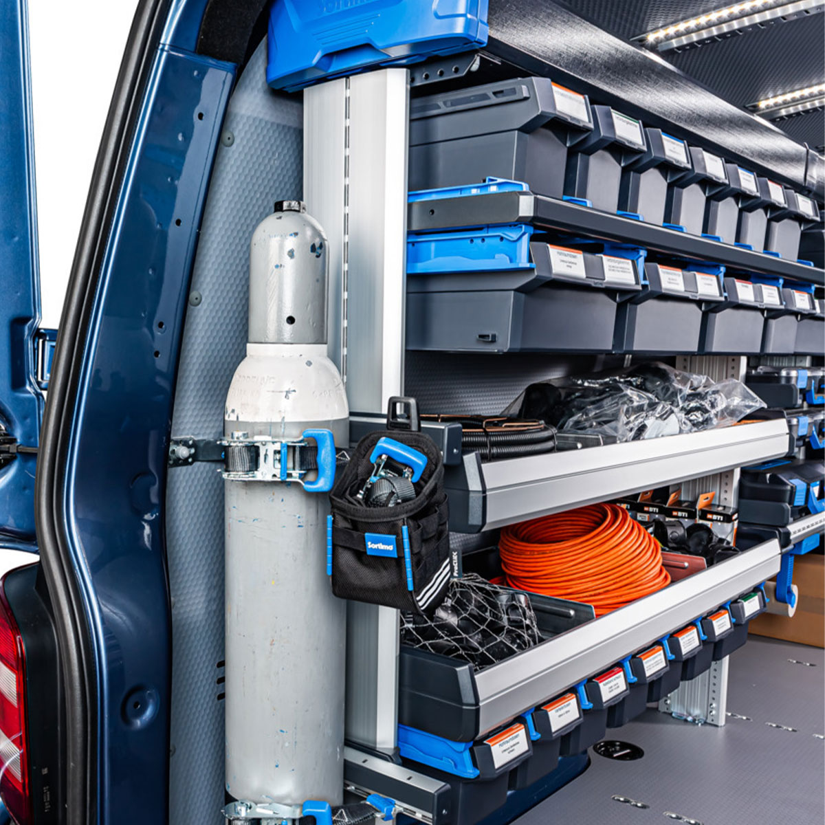 Situations quickly arise in road traffic in which loose or poorly secured loads pose a danger ❗ 
An overview of our #loadsecuring products and a summary of the most important rules can be found here 👉 bit.ly/3zjBW2f