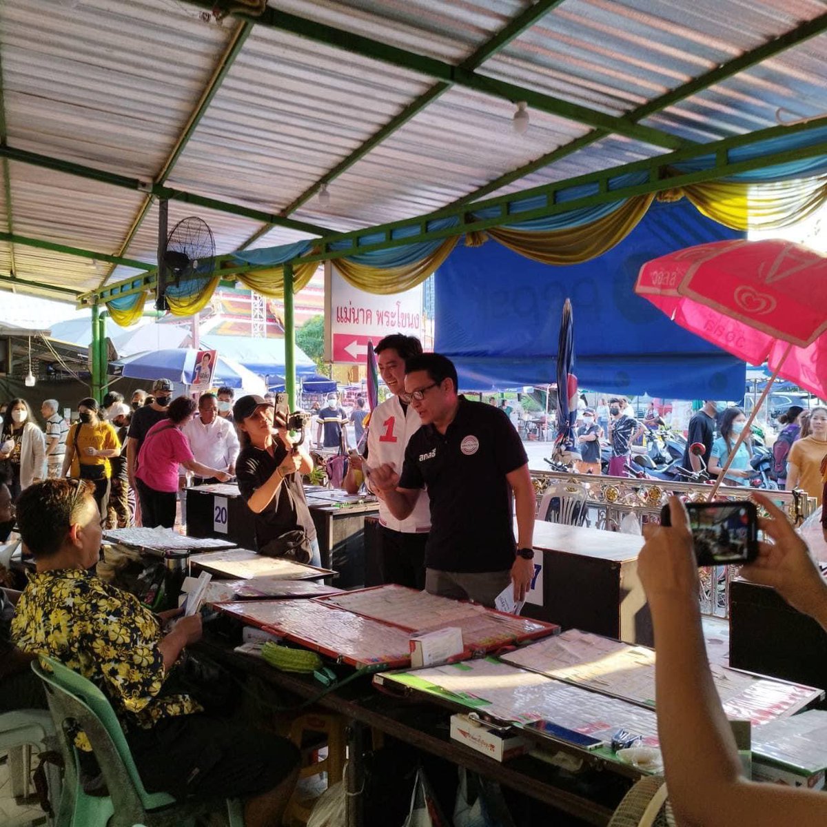 PPRPofficial's tweet photo. นายสกลธี ภัททิยกุล กรรมการบริหารและหัวหน้าทีมผู้สมัคร ส.ส.กทม. ร่วมกับนายรัฐภูมิ โตคงทรัพย์ หรือ “ฟิล์ม รัฐภูมิ” ผู้สมัคร ส.ส.กทม. เขต 22 (สวนหลวง-ประเวศ) หมายเลข 1 ลงพื้นที่วัดมหาบุศย์และชุมชนหลังสถานีรถไฟหัวหมาก พร้อมชูนโยบายพัฒนาแหล่งท่องเที่ยวชุมชน
💻 https://t.co/GtEJfQf00H https://t.co/oFytg41ALi