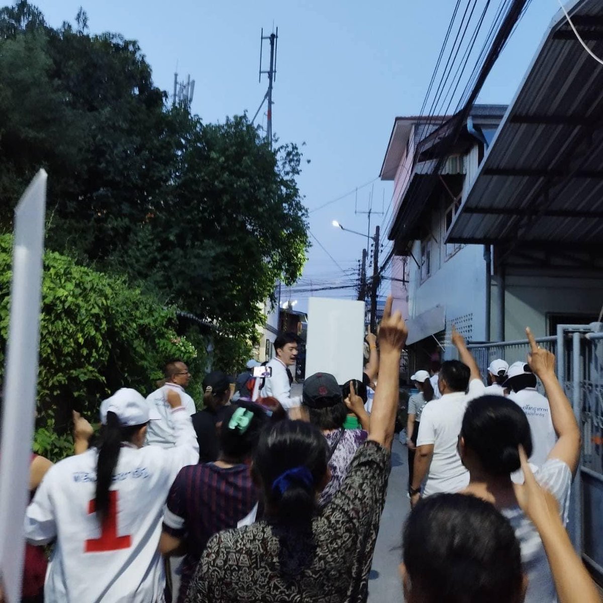 นายสกลธี ภัททิยกุล กรรมการบริหารและหัวหน้าทีมผู้สมัคร ส.ส.กทม. ร่วมกับนายรัฐภูมิ โตคงทรัพย์ หรือ “ฟิล์ม รัฐภูมิ” ผู้สมัคร ส.ส.กทม. เขต 22 (สวนหลวง-ประเวศ) หมายเลข 1 ลงพื้นที่วัดมหาบุศย์และชุมชนหลังสถานีรถไฟหัวหมาก พร้อมชูนโยบายพัฒนาแหล่งท่องเที่ยวชุมชน
💻 facebook.com/10004454589463…