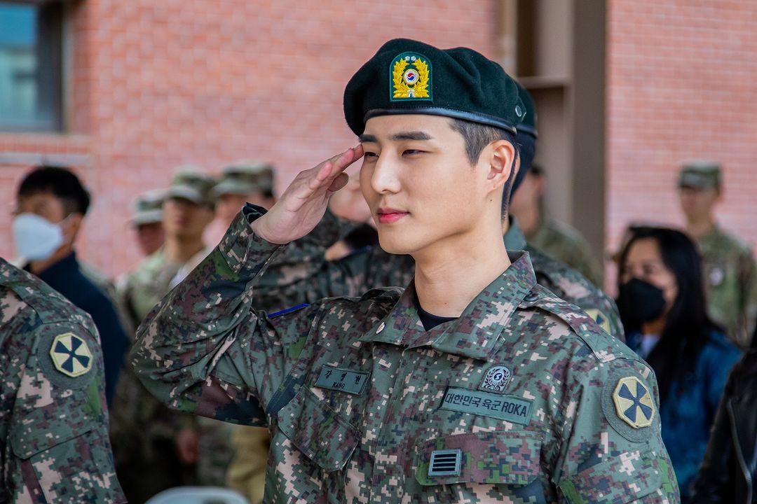 Welcome home, Young K! 🫡

South Korean rapper Young K of <a href="/day6official/">DAY6</a> has completed his mandatory military service and was discharged today. He entered the army in 2021 and is the second member after Sungjin to complete his service. | <a href="/angelamarieng/">Angela Ng</a>

📸 Eighth Army/IG