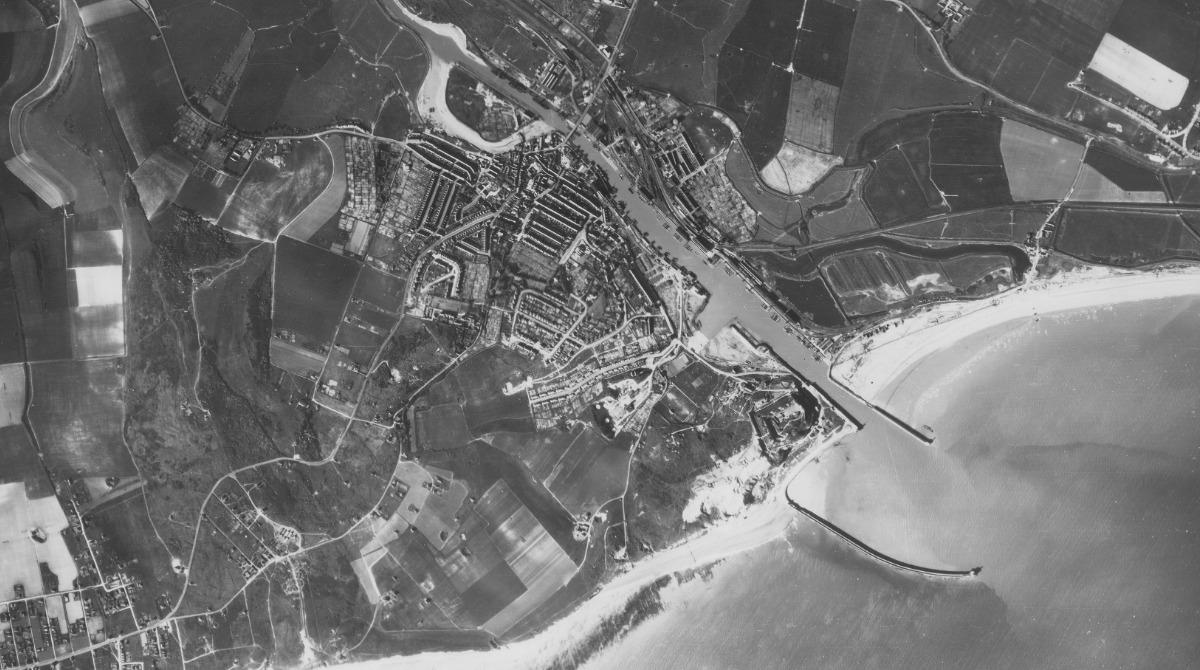 ⚓ #tenuousTuesday – Newhaven taken by German air recce on 18 May 1943. (📸 US Nat Archive 286960415)

Newhaven hosted coastal forces base HMS Aggressive, which bad weather forced COPP to divert to when returning from recce of Gold Beach on 1 Jan 1944.

▶️ coppsurvey.uk/december-1943/…