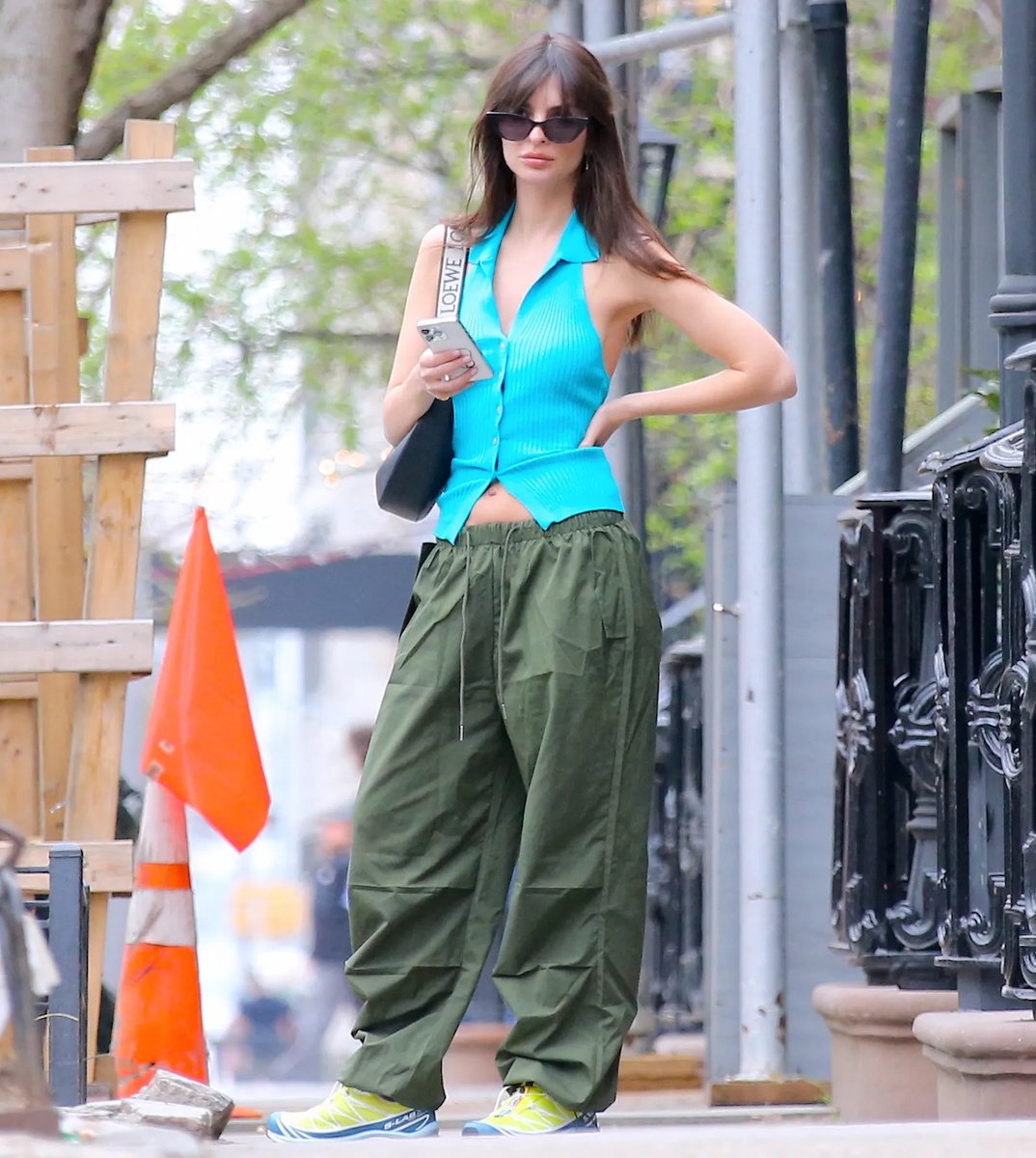 HandmadeGD_etsy's tweet photo. Emily Ratajkowski—And Her Halter Top!—Are Ready for Summer

#emilyratajkowski #emrata #gigihadid #bellahadid #kendalljenner #kyliejenner #selenagomez #arianagrande #barbarapalvin #model #emratajkowski #meganfox #irinashayk #celebrity #kateupton #candiceswanepoel #taylorswift https://t.co/JpJLiSszwx