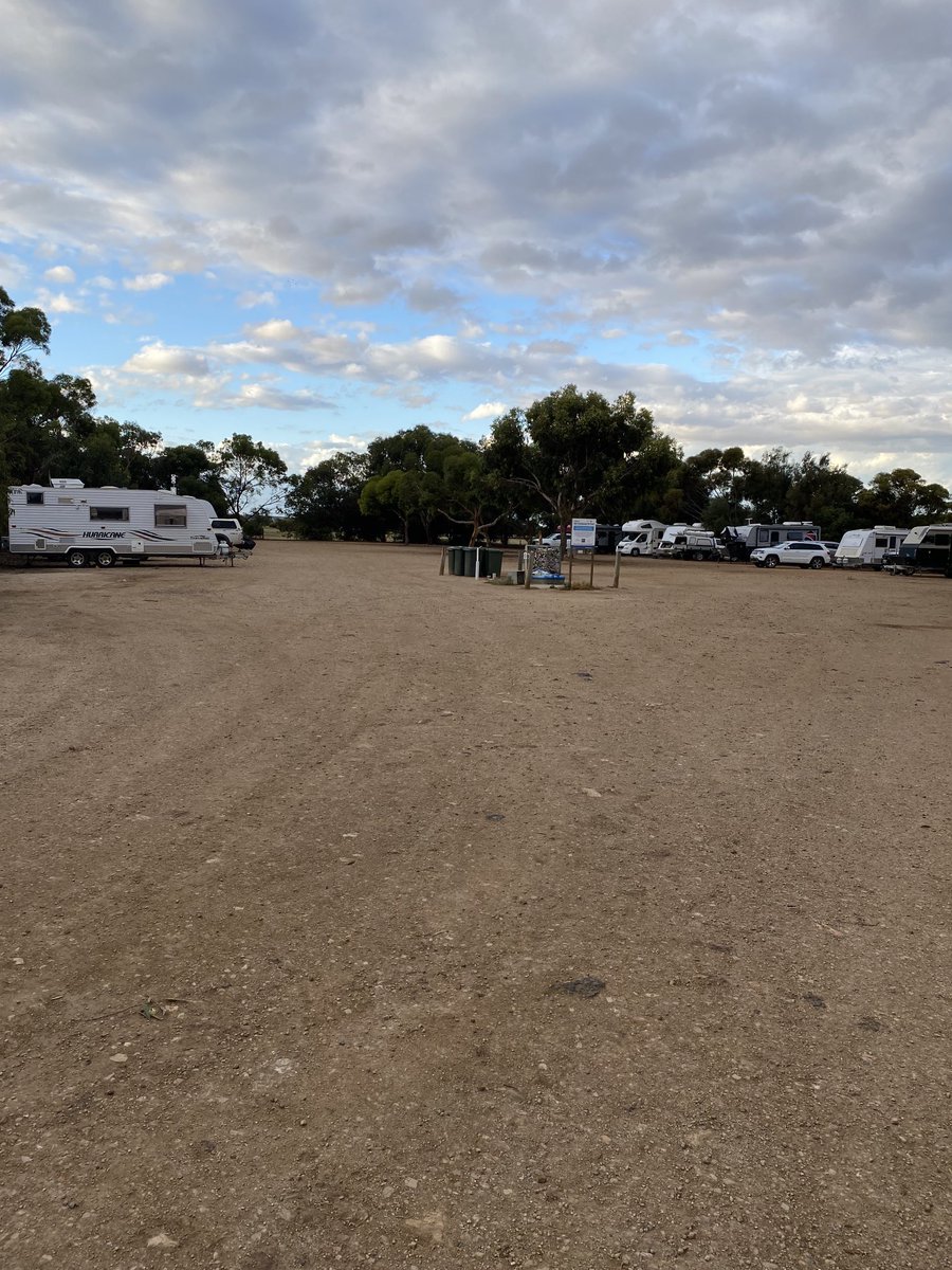 sunscreendreams's tweet image. RT @GMartlow: RV camp in Tumby Bay. 12 vans in of various sizes. Great spot $7.50/ night off road, fresh water, dump point and I get to have a beer with other vannies😃 #vanlife #greynomads