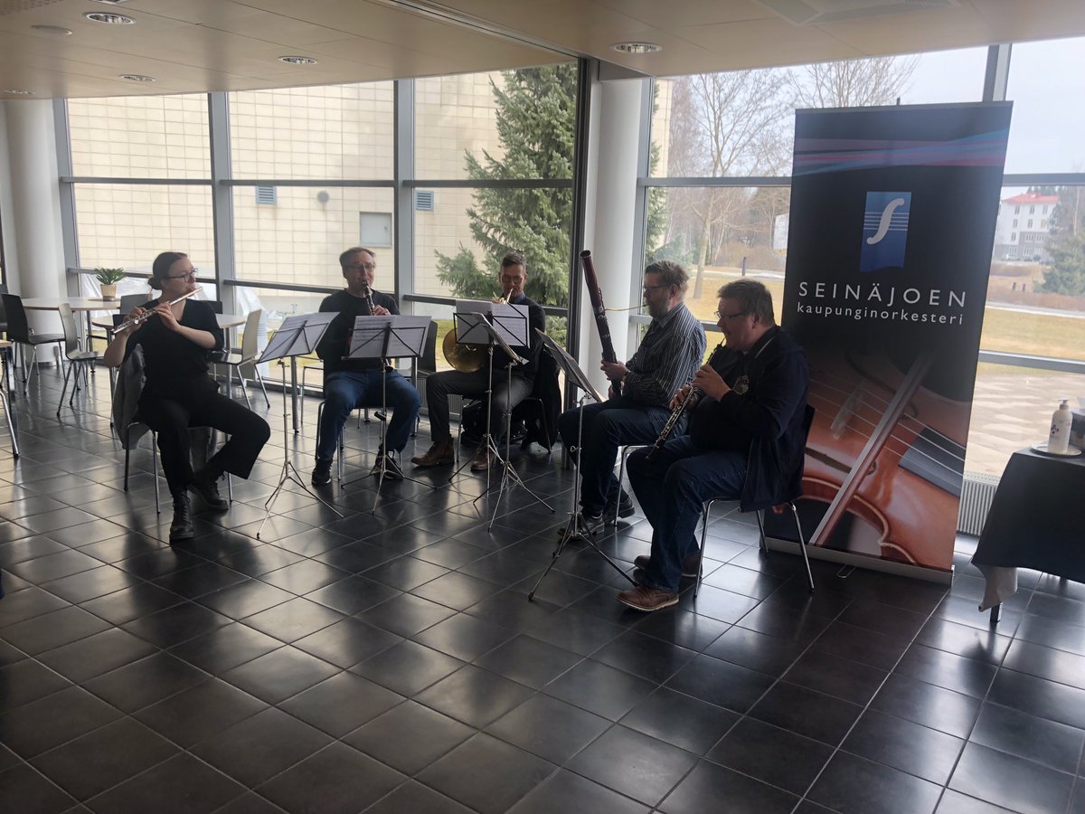Päivän piristys! Seinäjoen kaupunginorkesterin viisikko lounasravintolassa ⁦⁦<a href="/Sjkkaupunki/">Seinäjoen kaupunki</a>⁩ saa lounaan maistumaan paremmalta. Oliko ⁦<a href="/intoseinajoki/">Into Seinäjoki Oy</a>⁩ mukana järjestämässä?