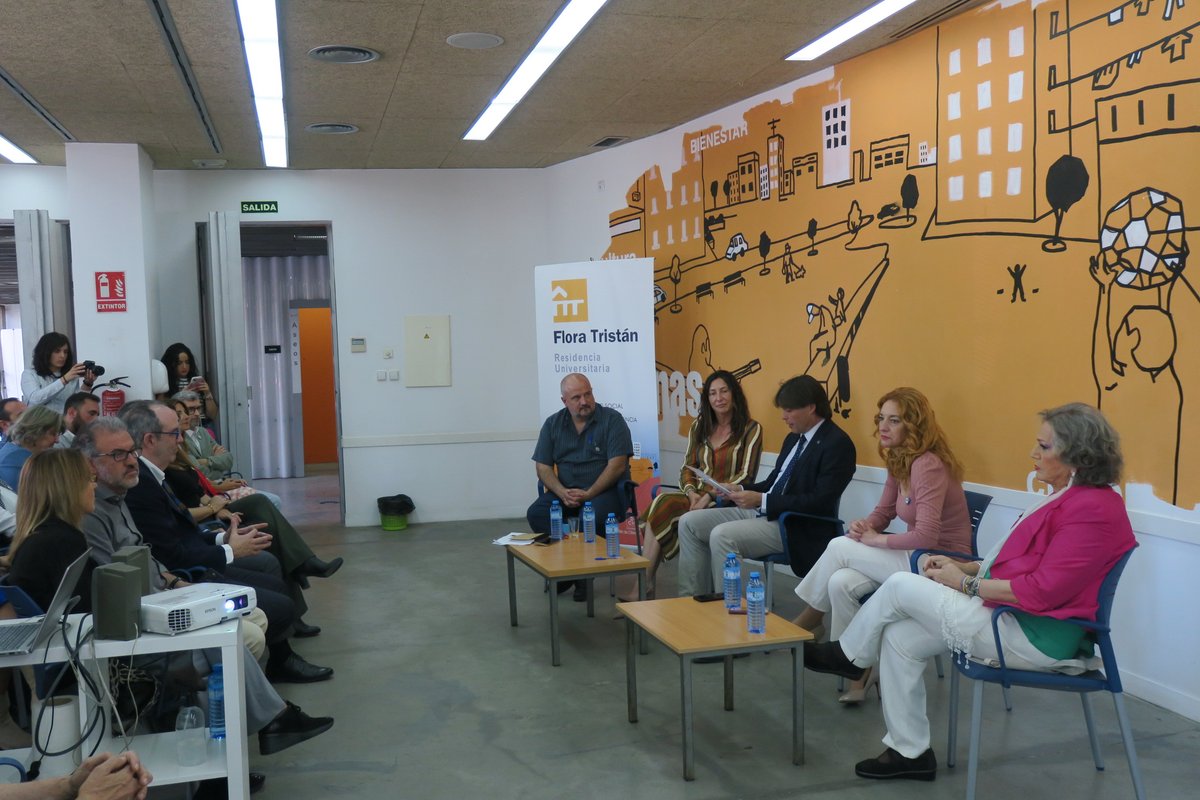 Con <a href="/loleslopez/">Loles López</a>  en el estreno del espacio  de la @FundacionMCheny @PasajeBegonason en <a href="/ResFloraTristan/">FloraTristán</a>,el compromiso y la sensibilidad de esta Universidad con el Polígono Sur y los colectivos vulnerables que luchan por mejorar sus derechos es una realidad.#Andalucía #LGTBI