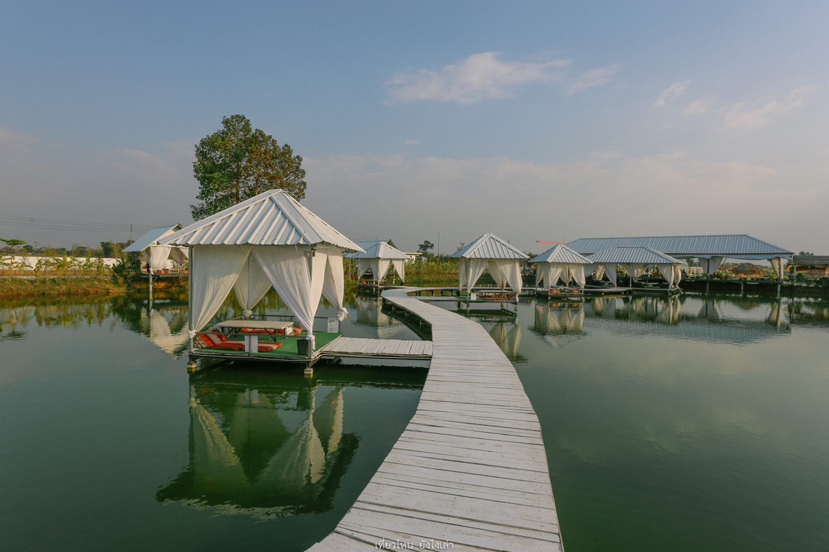 📷 #คาเฟ่สวยบอกต่อ สไตล์บีชบาร์กลางทุ่งนา 📷
#ร่อนทองคาเฟ่ สตึก #บุรีรัมย์ มีซุ้มที่นั่งสะพานทอดยาวไปกลางน้ำ ลมพัดโชยเย็นสบาย
อ่านรีวิวเต็มได้ที่ th.readme.me/p/44329
.
รีวิวโดย เที่ยวไหน ยังไงเล่า #ReadmeTH
#รีวิวที่พัก #รีวิวที่เที่ยว #รีวิวท่องเที่ยว #เที่ยวไทย