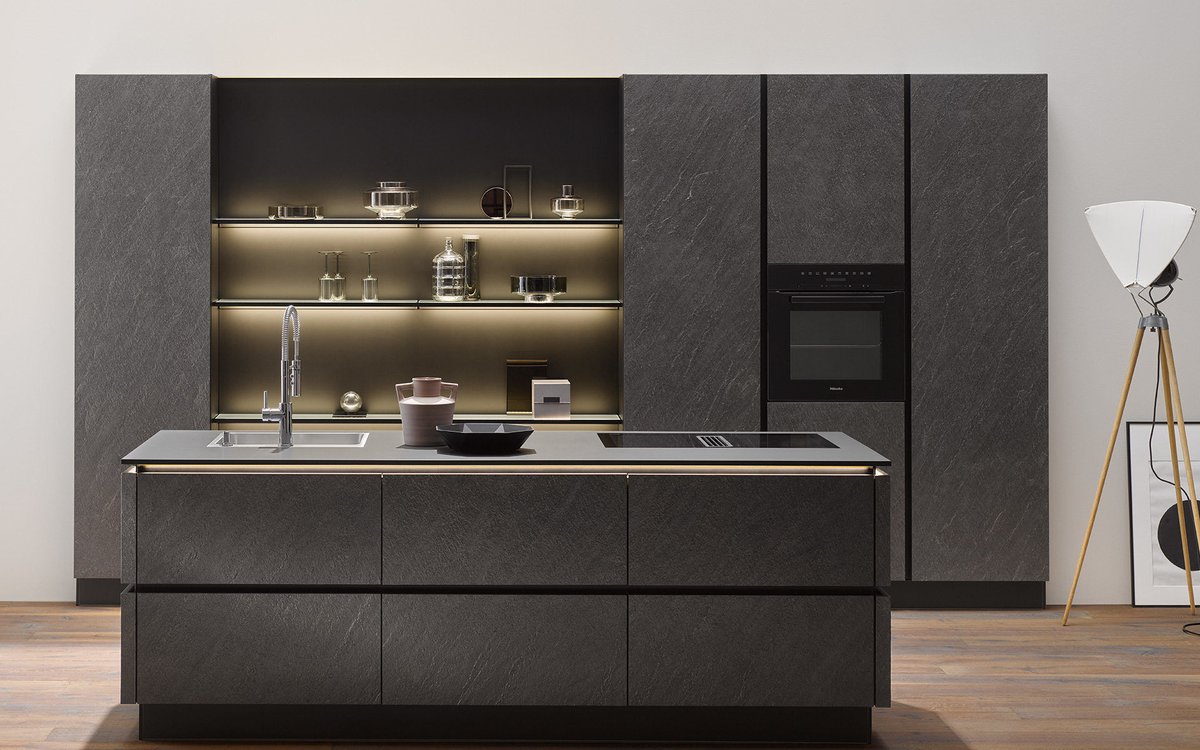 kuechenmennen's tweet photo. Häcker Küchen AV 7030 GL Black Star AV 2041 Walnuss-dunkel

Trendton Schwarz mit echtem Steinfurnier
#einbaukuechen #kuechenstudio #markenkuechen #kuechenplanung #kuechenberatung #kuechenideen  #wunschkueche
Bild: #Häcker
Unser Online-Prospekt #systemat:
https://t.co/iACl762Gi7 https://t.co/63eWy1Cae7