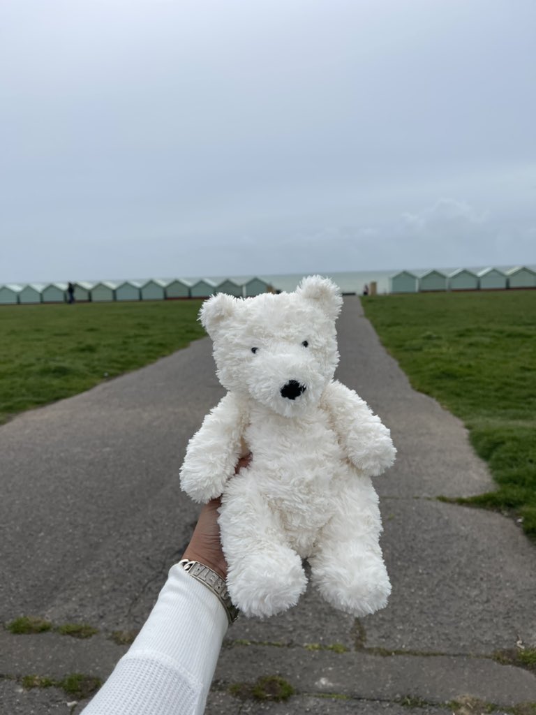 tengkuloreta's tweet image. Hola Brighton! I left a souvenir from Malaysia. I was excited to pick up some sea shells so maybe it was an exchanged. 👓❤️xoxoxo #thirdtime