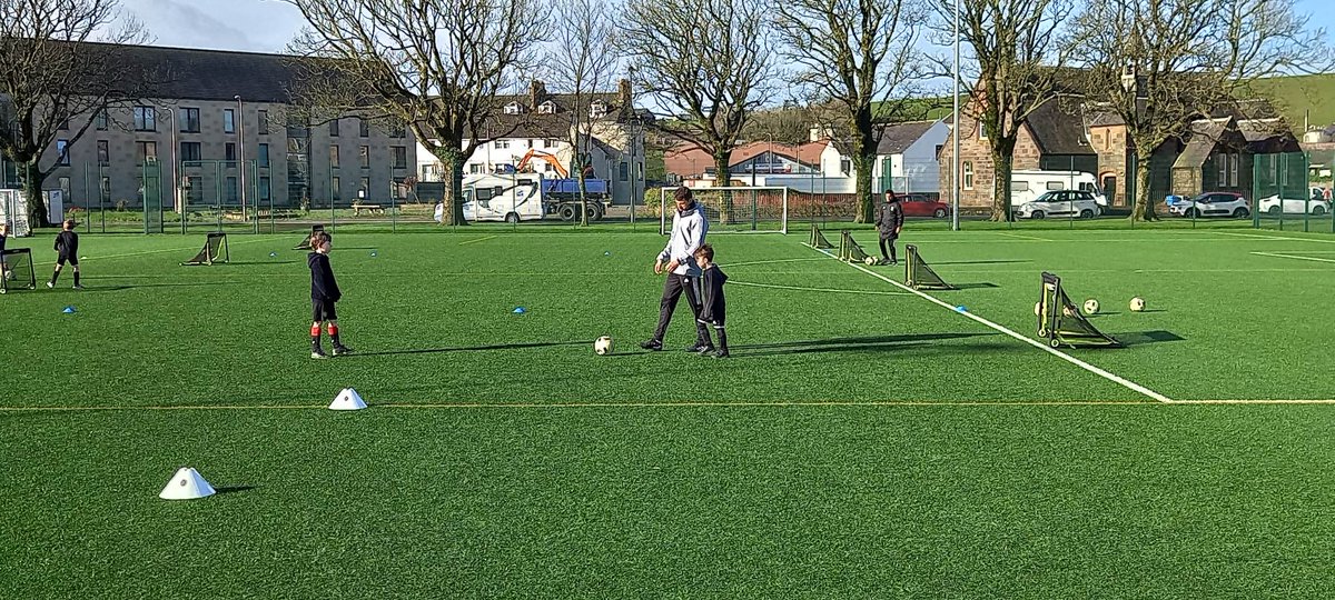 CDJFA23's tweet photo. Younger ave groups benefitting from Coerver Benfica camp in Campbeltown #SLBenfica #Coerver #cdjfa #grassroots https://t.co/CVDrkwIF21