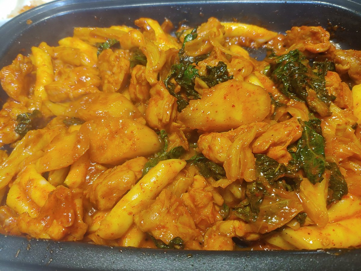 jmina85's tweet photo. 맛있는 #닭갈비
오늘 역대급 강풍에 다들 괜찮으셨어요? 저녁으로 #닭갈비
포장해서 오는데 날아가는 줄 알았어요^^ 그래도 맛있게 #볶음밥 까지 ^^ 큰 일교차에 건강 조심하세요♥ https://t.co/eUWerOjhQe
