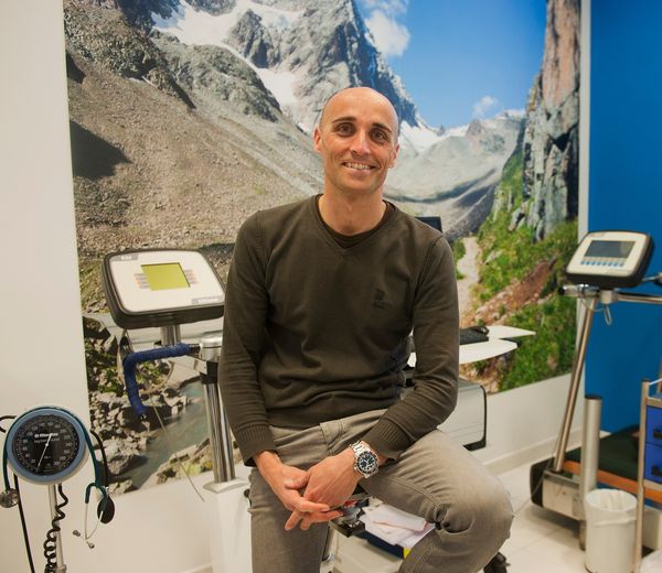 CliniqueCoureur's tweet photo. PRÉSENTATION SPEAKER #2 👨‍🏫
Iñigo Mujika sera présent au #CongrèsLCDC ! 

Il est Physiologiste, Docteur en biologie de l’exercice et Docteur en STAPS.  Expert international de la performance, il est aussi sportif expérimenté en endurance.  
Inscription👉 https://t.co/THCCm5UnP9 https://t.co/r69ZHjEBEH