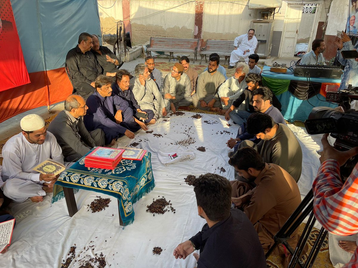 ShareefhPSF's tweet photo. قائد طلباء شہید نجیب احمد کی 33 ویں برسی کے حوالے سے  قرآن خوانی جاری ہے ۔
پی پی پی کراچی ڈویژن @SaeedGhani1 
انفارمیشن سیکرٹری @SyedaShehlaRaza
@najmialam_ppp
اور دیگر پارٹی رہنما موجود
#ShaheedNajeeb 
#PSF
@BBhuttoZardari https://t.co/L7KdFiwdmo