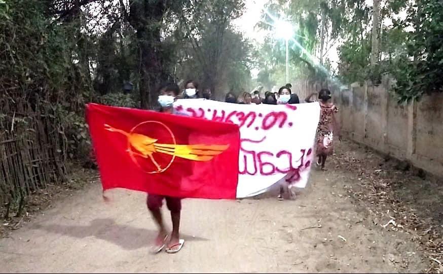 KYITHAR95368969's tweet photo. An anti-coup movement led by residents from a village of eastern #Yinmarbin Twp, #Sagaing Region, staged an evening strike of 663-day to uproot the #MilitaryDictatorship on Apr11.

#WarCrimesOfJunta
#EndImpunity        
#2023Apr11Coup             #WhatsHappeningInMyanmar https://t.co/DBB2vGdmYn